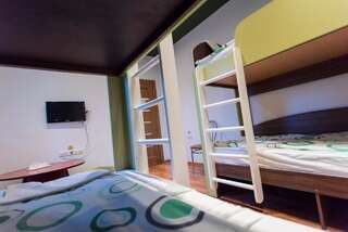Хостелы Green Hostel Сфынту-Георге Кровать в общем 4-местном номере для мужчин и женщин-1